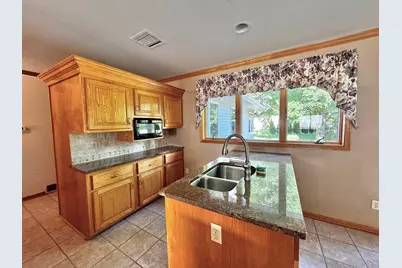 1303  Hadley Ct, Watertown, WI 53098 - Photo 10