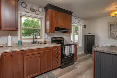 1618 S Wildwood Dr, New Berlin, WI 53151 - Photo 10