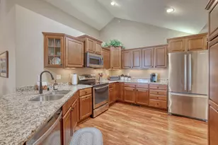 W250N5002 William Dr, Sussex, WI 53072 - Photo 10