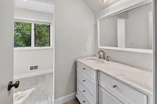 10329 N Savannah Ct, Mequon, WI 53092 - Photo 18