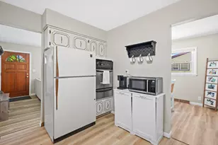 6830 W Plainfield Ave, Greenfield, WI 53220 - Photo 12