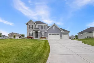 N47W22311 Woodleaf Way, Pewaukee, WI 53072 - Photo 2