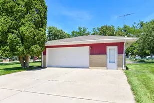 1075 S Lake Shore Dr, Lake Geneva, WI 53147 - Photo 10