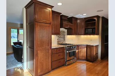 2127 N Crestview Ct, Wauwatosa, WI 53226 - Photo 8