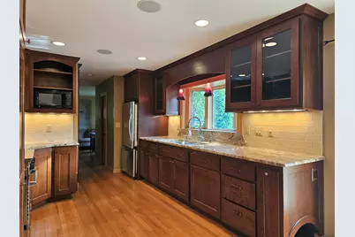 2127 N Crestview Ct, Wauwatosa, WI 53226 - Photo 6