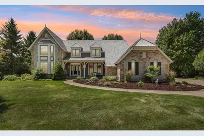 W288N3341  Lost Creek Ct, Delafield, WI 53072 - Photo 2