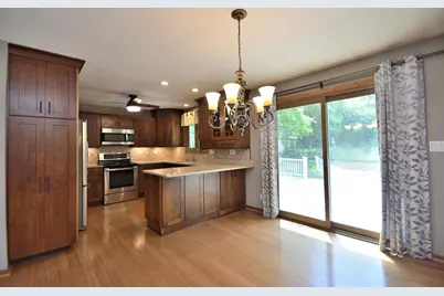 2005  Harris-Highland Dr, Waukesha, WI 53188 - Photo 10