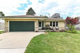 810 17th Ave, South Milwaukee, WI 53172 - Photo 1