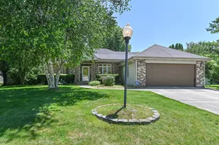 422 Eastern Trail, Mukwonago, WI 53149 - Photo 2
