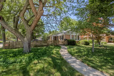 8146 W Raymond Ln, West Allis, WI 53219 - Photo 2