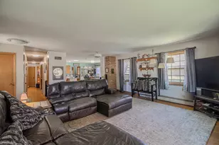8146 W Raymond Ln, West Allis, WI 53219 - Photo 16