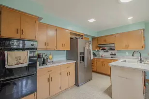 8146 W Raymond Ln, West Allis, WI 53219 - Photo 12