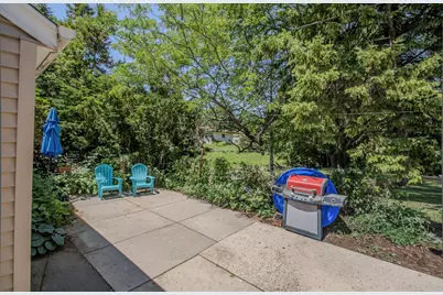 8146 W Raymond Ln, West Allis, WI 53219 - Photo 4