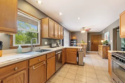 8031 S 59th St, Franklin, WI 53132 - Photo 4