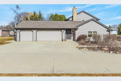 W184N8293  Tours Dr, Menomonee Falls, WI 53051 - Photo 6