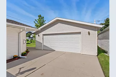 1526 S 24th St, Manitowoc, WI 54220 - Photo 24