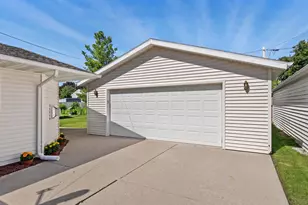 1526 S 24th St, Manitowoc, WI 54220 - Photo 24