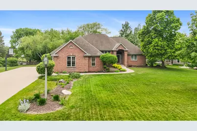 W260N2961  Steeplechase Dr, Pewaukee, WI 53072 - Photo 2