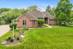 W260N2961 Steeplechase Dr, Pewaukee, WI 53072 - Photo 2