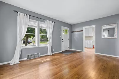 W164N8426  Hiawatha Ave, Menomonee Falls, WI 53051 - Photo 4