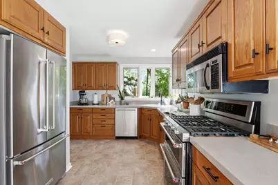 975  Apple Tree Ln, Brookfield, WI 53005 - Photo 16