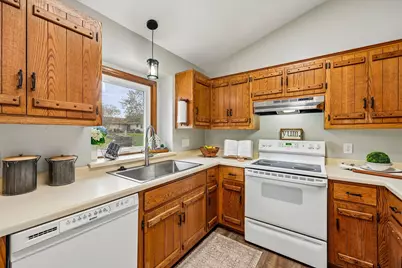 W163N10528  Ridgeview Ln, Germantown, WI 53022 - Photo 16