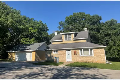 W297N2968  Oakwood Grove Rd, Delafield, WI 53072 - Photo 2