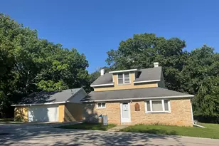 W297N2968 Oakwood Grove Rd, Delafield, WI 53072 - Photo 2