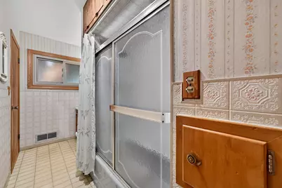 6527 S 18th St, Milwaukee, WI 53221 - Photo 14