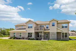 N17W26422 Meadowgrass Circle, Pewaukee, WI 53072 - Photo 2