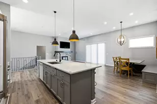 10163 S Woodside Ct, Franklin, WI 53132 - Photo 8