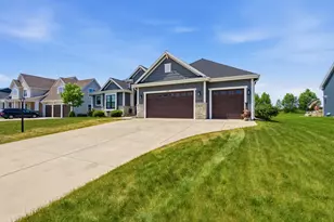 10163 S Woodside Ct, Franklin, WI 53132 - Photo 2
