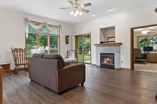 W240N2365 E Parkway Meadow Cir, Pewaukee, WI 53072 - Photo 4