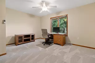 W240N2365 E Parkway Meadow Cir, Pewaukee, WI 53072 - Photo 10