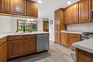 W240N2365 E Parkway Meadow Cir, Pewaukee, WI 53072 - Photo 12