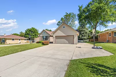 7116 W Carpenter Ave, Greenfield, WI 53220 - Photo 2