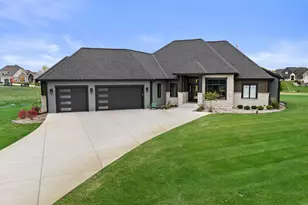 4077 Hawthorn Farm Ct, Delafield, WI 53058 - Photo 2