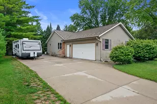 610 Green Bay Dr, Mayville, WI 53050 - Photo 2