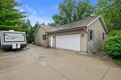 610  Green Bay Dr, Mayville, WI 53050 - Photo 4