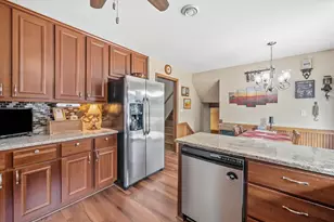 2789 N Mayfair Ct, Wauwatosa, WI 53222 - Photo 10