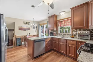 2789 N Mayfair Ct, Wauwatosa, WI 53222 - Photo 6
