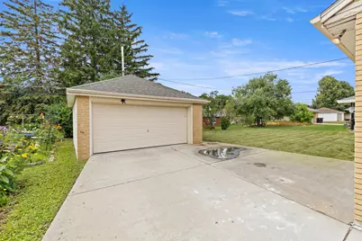 2831 S 76th St, West Allis, WI 53219 - Photo 24