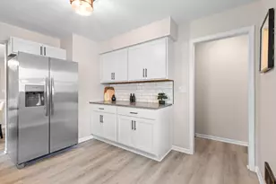 8030 W Colfax Ct, Milwaukee, WI 53218 - Photo 10
