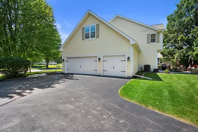 304  Woodlands Ct, Hartland, WI 53029 - Photo 2