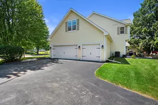 304 Woodlands Ct, Hartland, WI 53029 - Photo 2