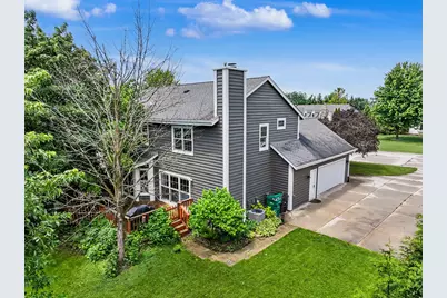 N51W16945  Fair Oak Pkwy, Menomonee Falls, WI 53051 - Photo 2