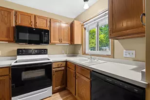 1335 Hickory Dr, Waukesha, WI 53186 - Photo 10