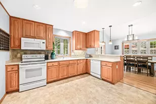 208 Endfield Cir, Waukesha, WI 53186 - Photo 16