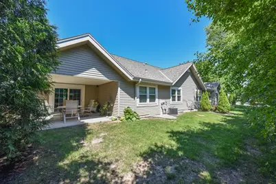 W65N296  Lincoln Ct, Cedarburg, WI 53012 - Photo 2