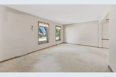16280 W Heatherly Dr, New Berlin, WI 53151 - Photo 4